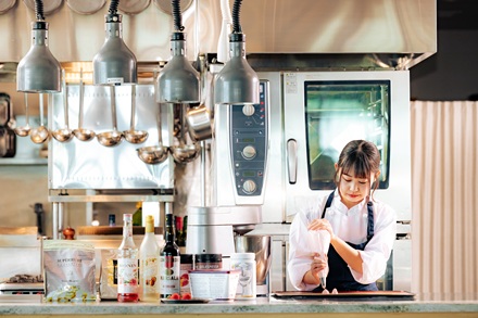 【最短4月入社】汐留駅・新橋駅徒歩1分｜パティシエ｜年休120日｜ルミヴェール東京